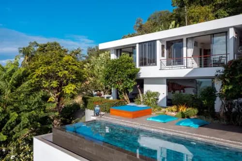 Luxuriöse 3-Schlafzimmer-Poolvilla mit Meerblick und 15 m langem Salzwasserpool in Bang Por, Koh Samui